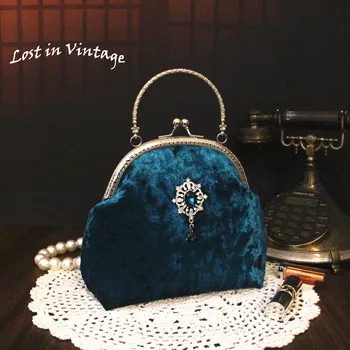 Елегантна вечерна чанта Lost in Реколта от кадифе бензиново-син цвят с метална ключалка-целувка в сребърна рамка с кристали и пайети за Сватба