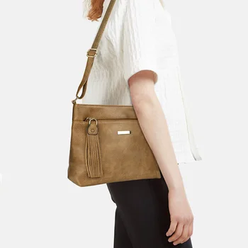 Модни тенденции 2023 г., новите дамски чанти през рамо с едно рамо