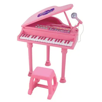 Пиано за залата, розови презрамки за акордеон