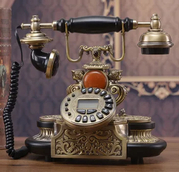 Стационарен телефон в американски стил, с дървена основа номер на обаждащия се, няколко рисунки, осветление, будилник за украса